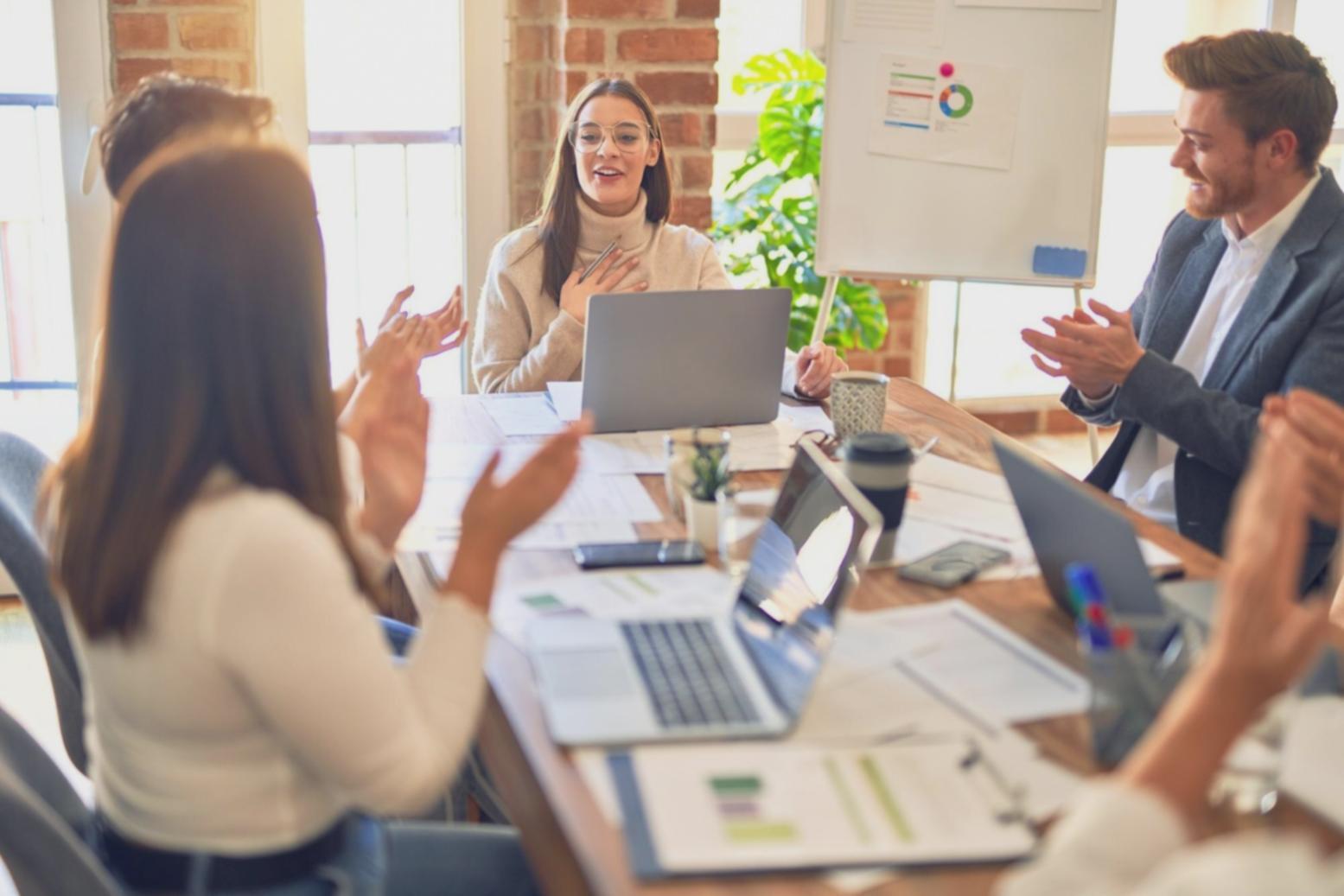 Person bei der Finanzplanung mit Dokumenten und Taschenrechner